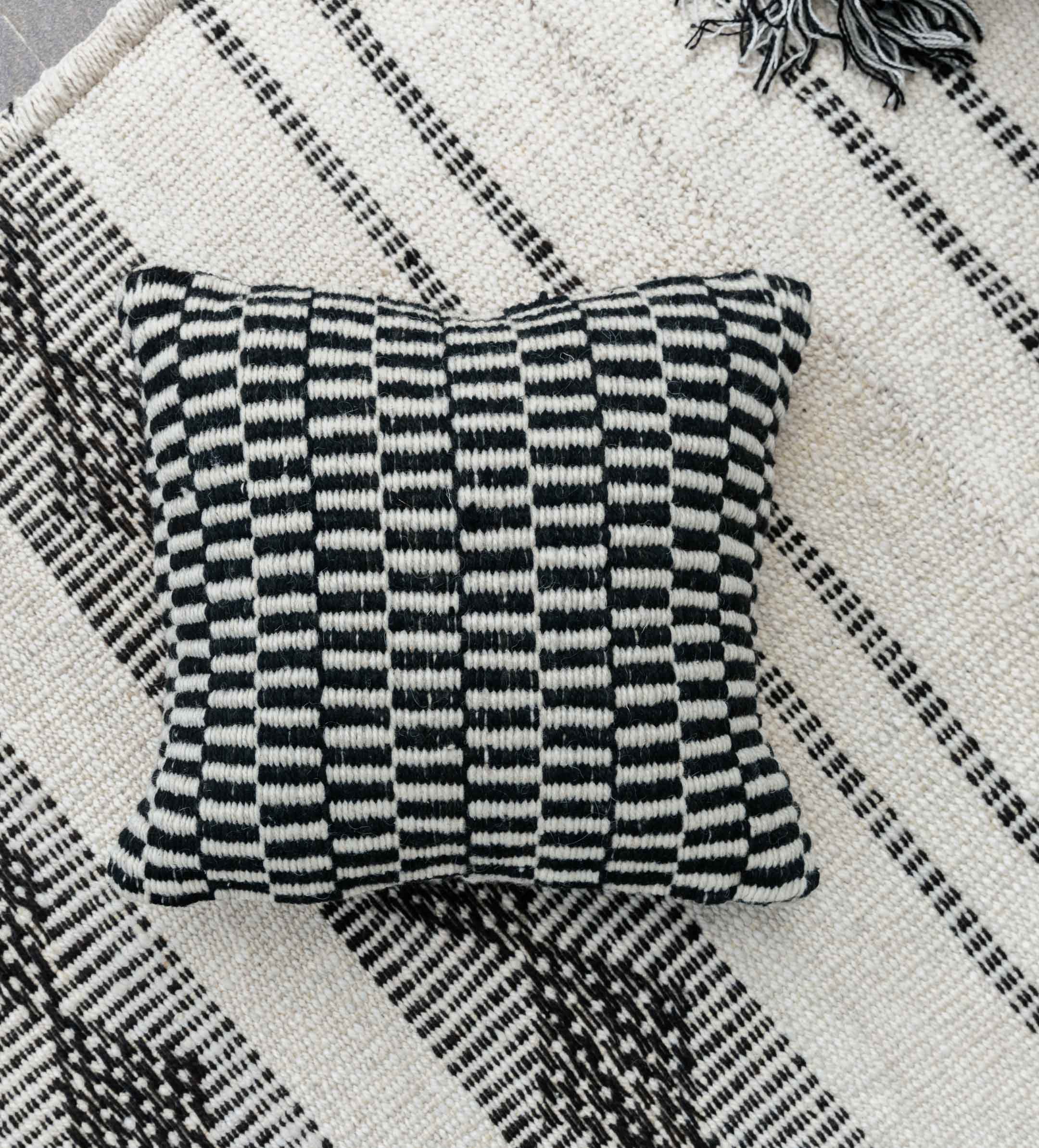 almohadon-peinecillo-negro