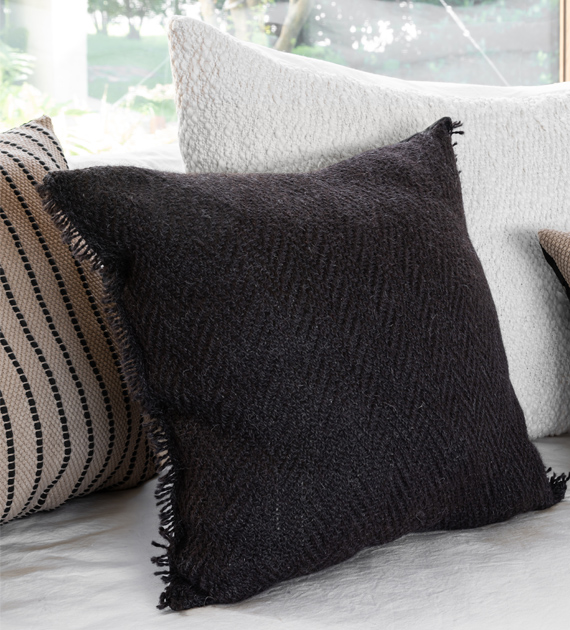 almohadon-puna-cuadrado-negro